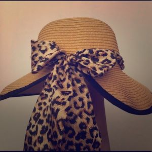 Vintage style hat with leopard bow